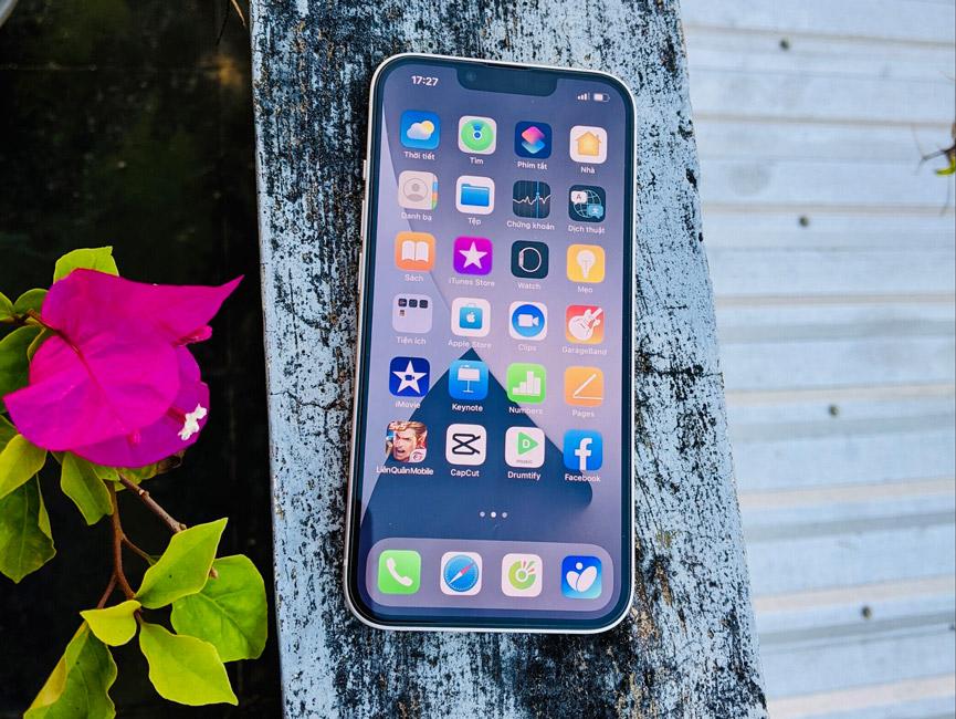 iPhone 13 c&oacute; m&agrave;n h&igrave;nh OLED sắc n&eacute;t