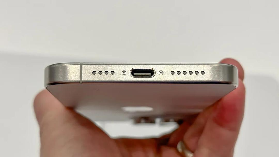 cổng usb-c trên iphone 15 pro max
